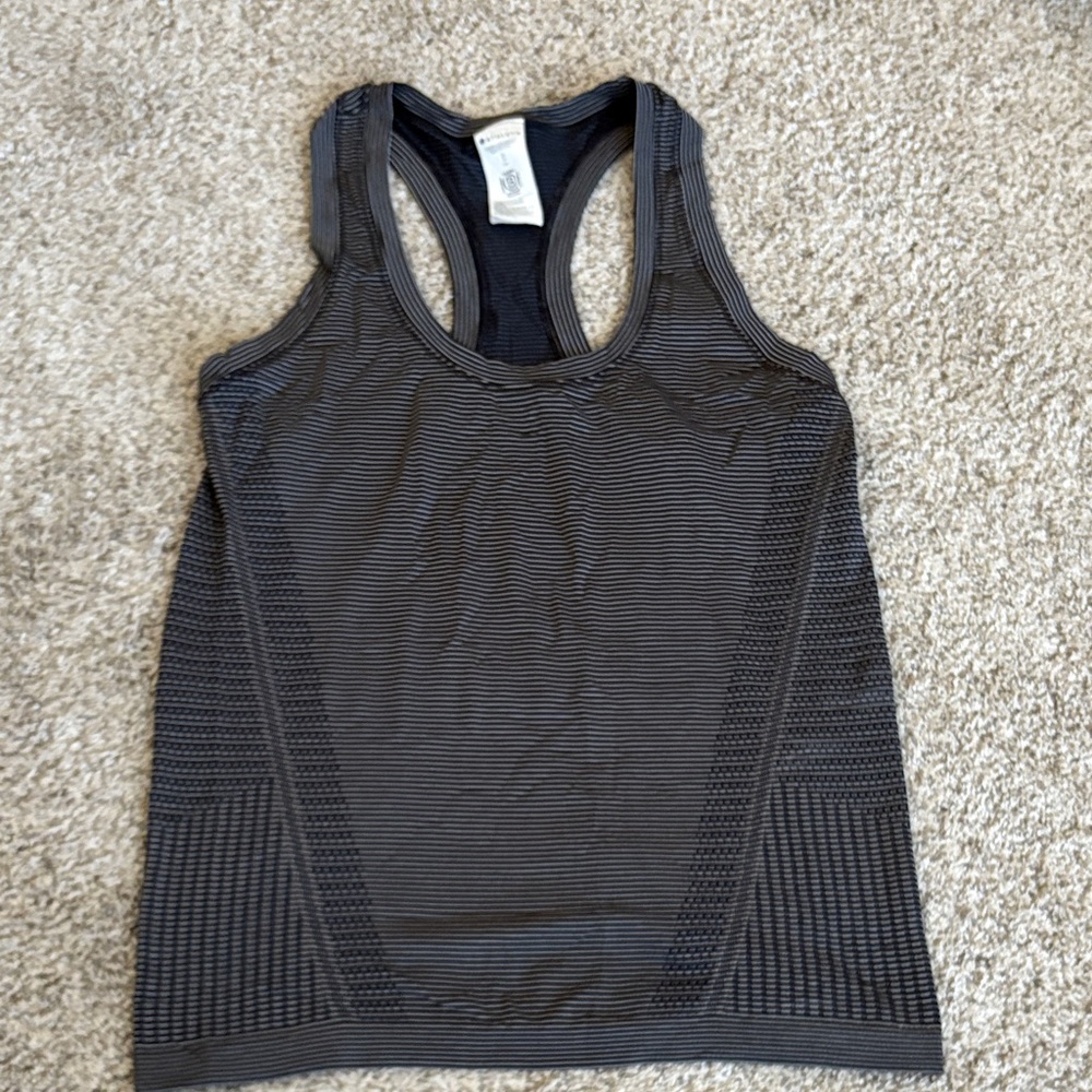 Athleta Momentum Seamless Tank
Top Black Mini Stripe